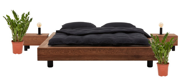 有床垫和植物的木床。有一张桌子，可以放一盏灯。图片下载