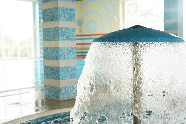 在全景窗的背景上有一个游泳池，屋顶上有一个装饰蘑菇与瀑布的特写。有空间复制。高质量照片图片下载