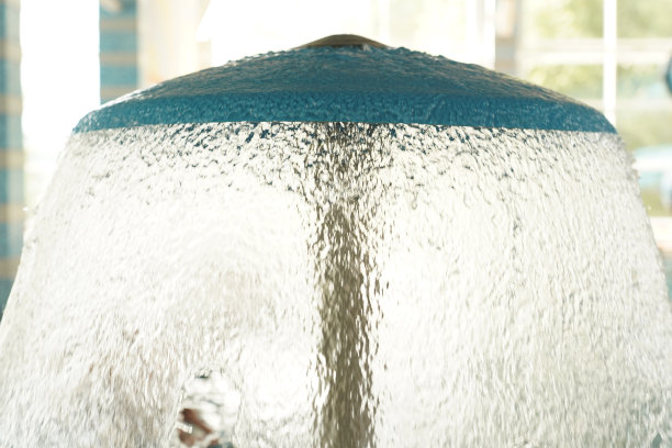 在全景窗的背景上有一个游泳池，屋顶上有一个装饰蘑菇与瀑布的特写。有空间复制。高质量照片图片下载