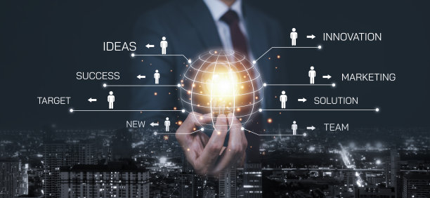 商人捧着灯泡放在桌子上，创意、创新、目标和成功的理念，创意用手画出闪闪发光的灯泡，新想法用创新的技术和创意图片下载