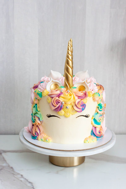 有趣的双面独角兽蛋糕，蛋糕的两边各有两个角和两个独角兽的头图片下载