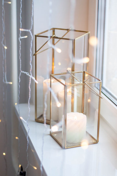 燃烧的蜡烛，复古的灯光和香槟酒杯的圣诞餐桌布置。温馨舒适的氛围图片下载