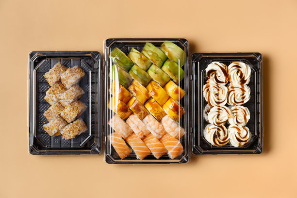 一套寿司卷在塑料包装上的光背景，俯视图。图片下载