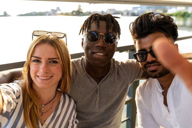 一小群多民族朋友用智能手机自拍图片下载