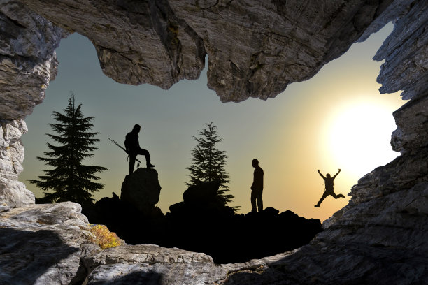 成功的团队从事勘探，旅游和体育在巨大的地理位置图片下载