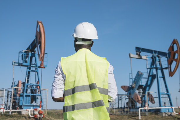 非裔美国人控制梁平衡抽油机图片下载