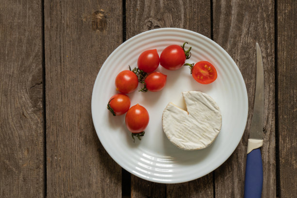 厨房的桌子上放着软布里干酪和圣女果图片下载