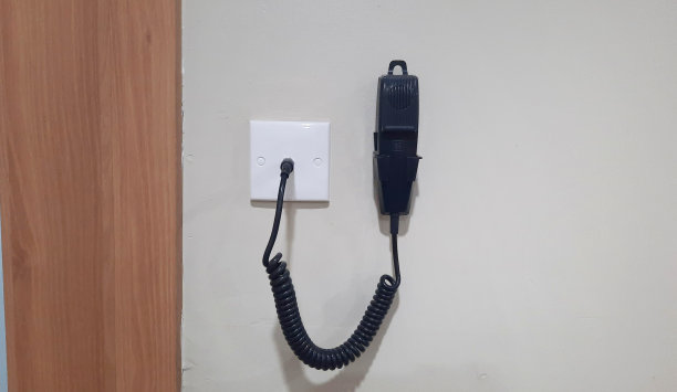 医院护士打电话给病人用的扬声器和麦克风安装在墙上。墙上的麦克风连上电图片下载
