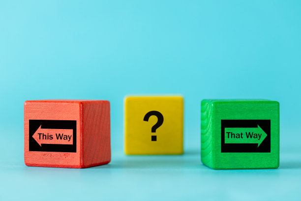 正确道路的艰难选择，方向相反的色块和箭头，文字这样或那样，里面的问号，商业，心理学，发展方向，决策图片下载