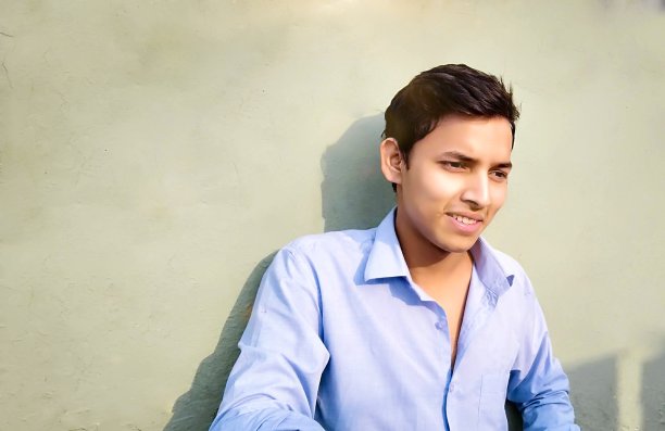 自信的年轻人微笑的肖像图片下载