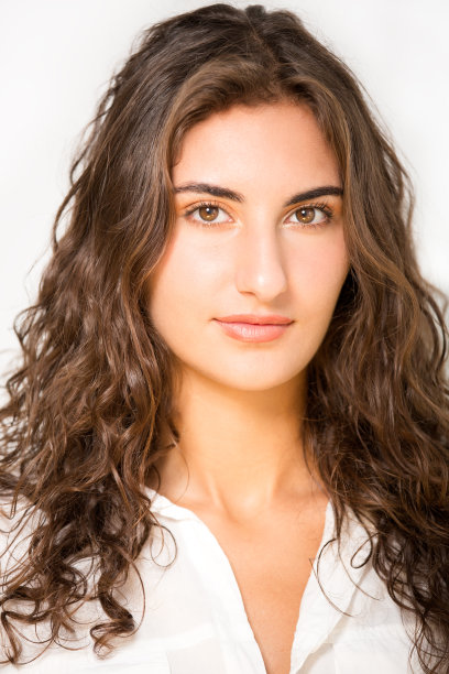 自信迷人的棕发年轻女子。图片下载