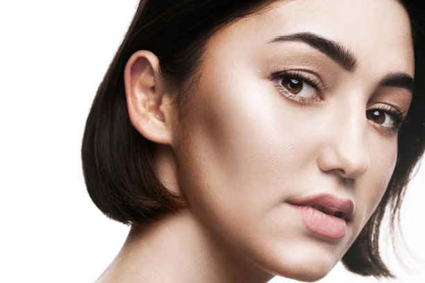 年轻美丽的中东女人用自然的妆容在白色的背景下看起来图片下载