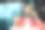 一名身穿红衬衫、头戴耳机的年轻人在办公室用笔记本电脑上网的特写照片，他对着镜头打招呼、微笑图片下载