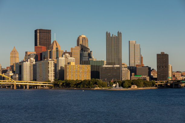 宾夕法尼亚州匹兹堡的市景。阿勒格尼河和莫农加希拉河的背景。俄亥俄河。匹兹堡市中心有摩天大楼和美丽的天空图片下载