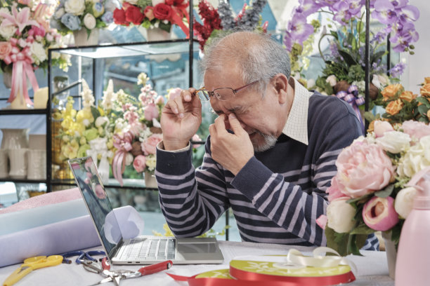 企业中老年人的健康和工作状况不断恶化。图片下载