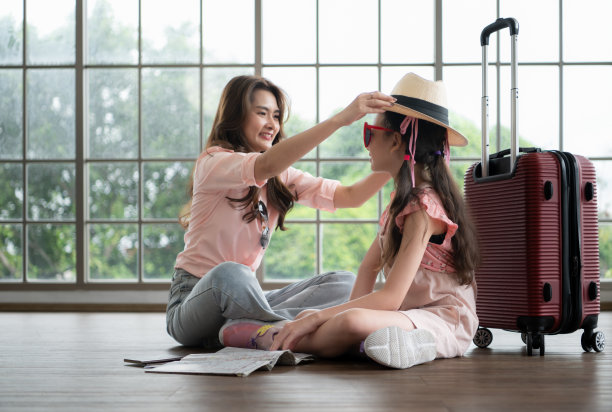 母女俩心情愉快，准备周末出游图片下载