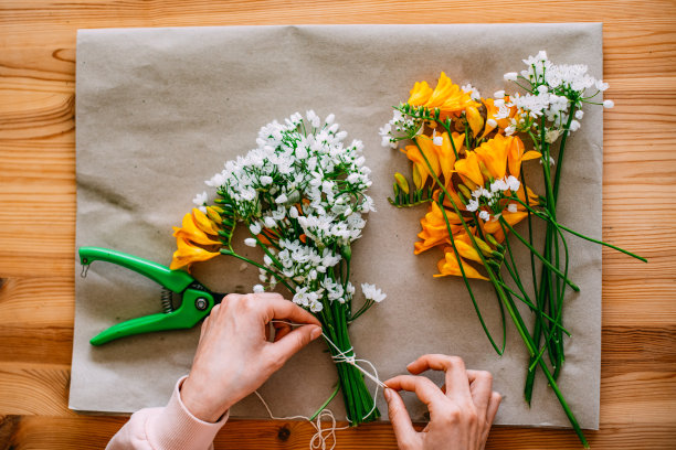 俯视图女人正在整理春天的花朵图片下载