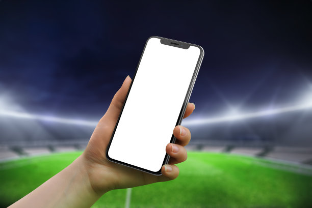 手机在手，隔离屏幕的模型，应用程序或网页推广。背景是足球场图片下载