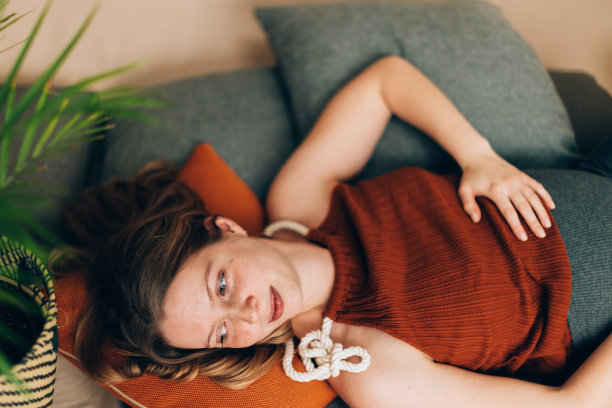 躺在枕头上的孕妇图片下载