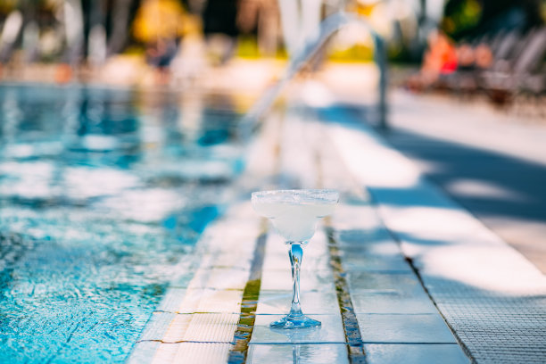 泳池边的美味鸡尾酒图片下载