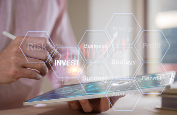 投资商业计划和战略概念，为商人呈现投资战略和商业因素风险管理数据分析的好处图片下载