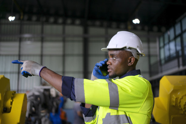 工程师在机械臂工厂工作。图片下载