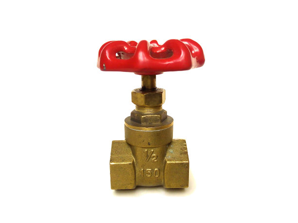 黄铜闸阀的特写，白色背景上隔离的水龙头。图片下载