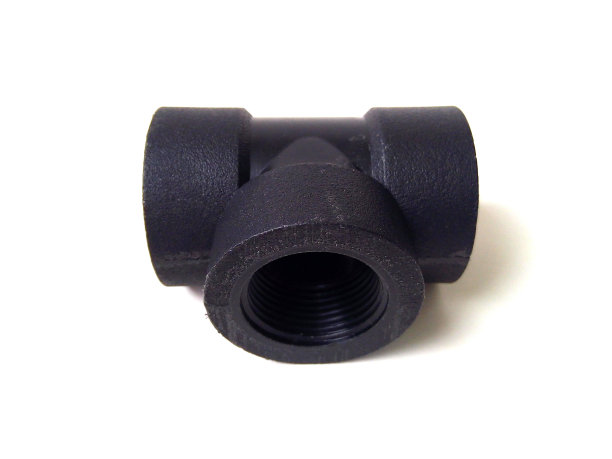 白色背景上黑色塑料管件的特写。图片下载