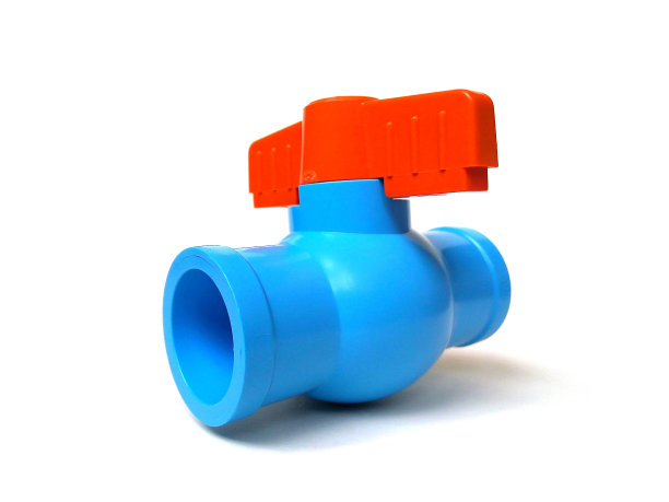 白色背景上的蓝色PVC球阀特写。图片下载