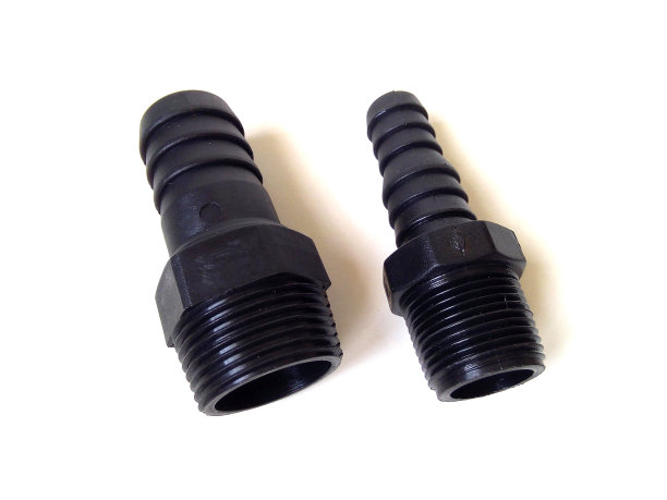 白色背景上黑色塑料管件的特写。图片下载