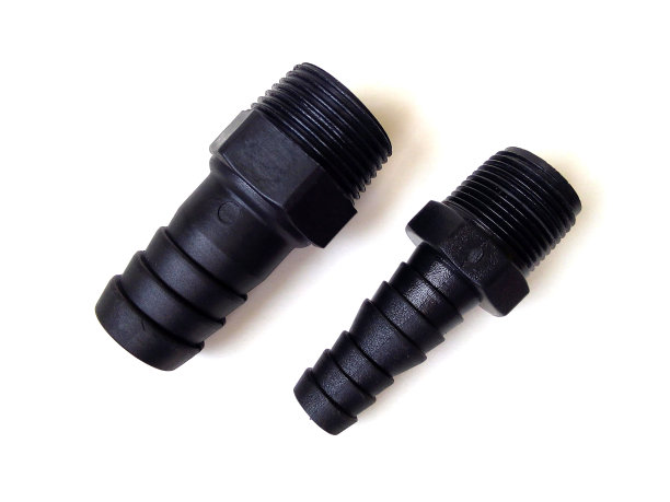 白色背景上黑色塑料管件的特写。图片下载