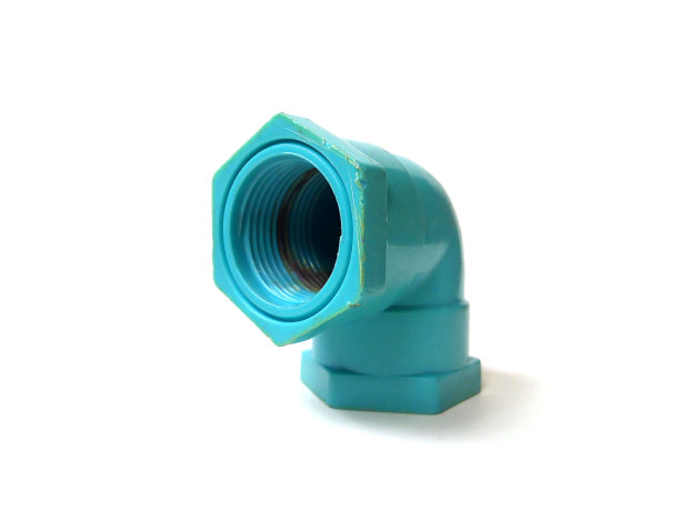 白色背景上的蓝色塑料水管配件特写。图片下载