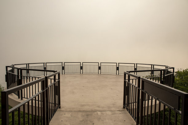 匹兹堡隐藏在加拿大森林大火烟雾从观景台图片下载