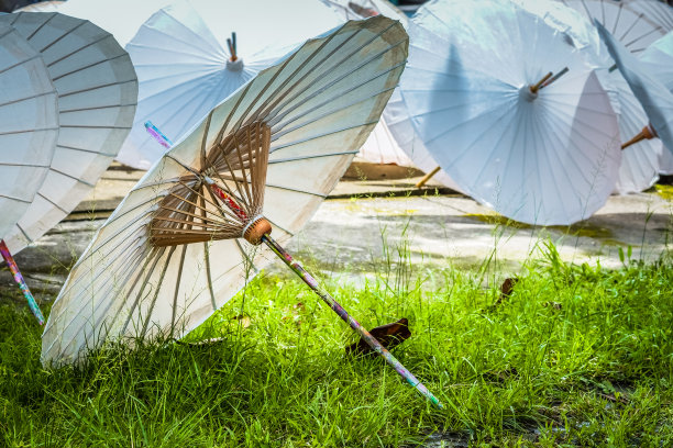 泰国清迈，工匠们在制作纸伞图片下载