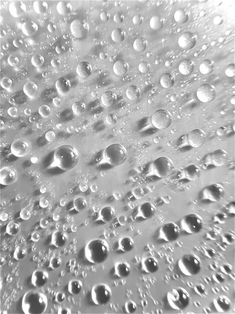 灰白色背景的气泡水滴图片下载