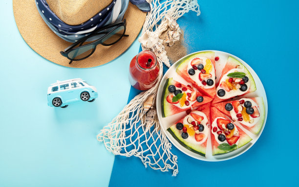 夏日旅行的横幅，平铺着太阳镜，汽车，蓝色背景的老式相机。汽车旅行。俯视图图片下载