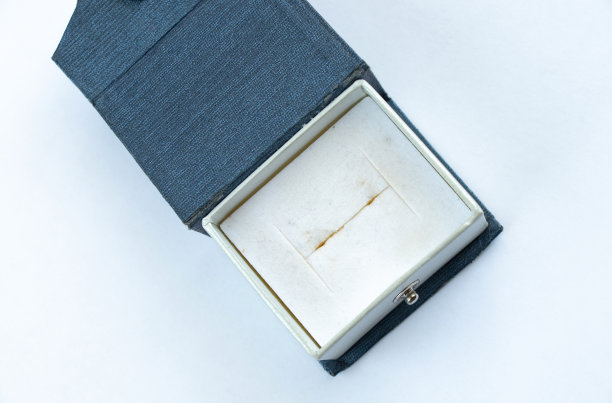 空纸板脏蓝盒子一个戒指在白色的背景图片下载