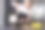 精力充沛的金发女人在厨房里把白奶油涂在烤蛋糕上图片下载