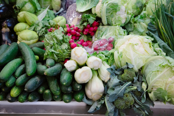 市场上各种新鲜水果和蔬菜图片下载