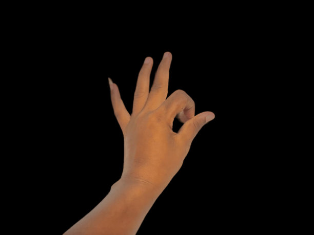 手掌特写与ok的标志隔离在黑色背景上图片下载