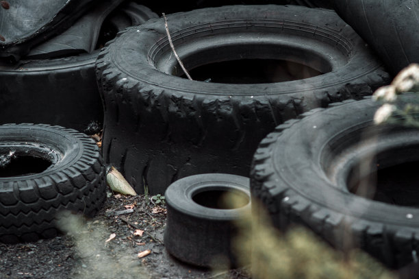 回收废旧汽车轮胎图片下载