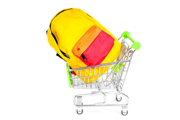 迷你购物车里的迷你书包图片下载