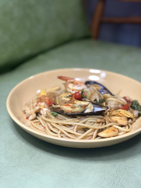 一盘海鲜蔬菜意面的照片，上面有一盘海鲜蔬菜意面图片下载