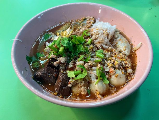 一碗有肉和米饭的食物的照片，桌子上有一碗食物图片下载