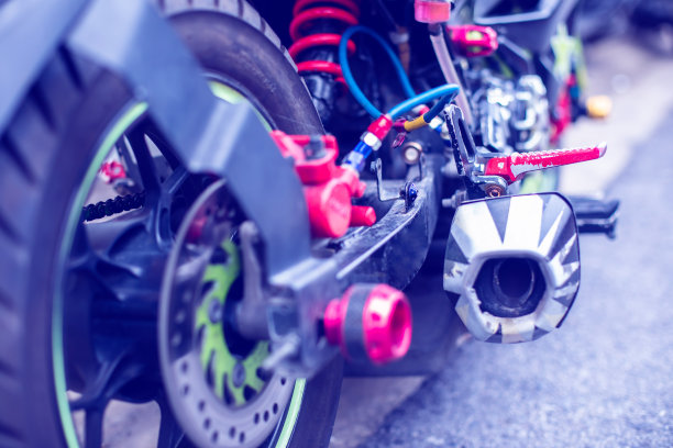 选择性地关注色彩鲜艳的摩托车配件。图片下载