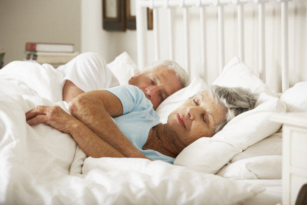 一对老年夫妇在床上睡觉图片下载