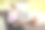 拿着笔记本电脑在公园户外工作的女交易员。图片下载