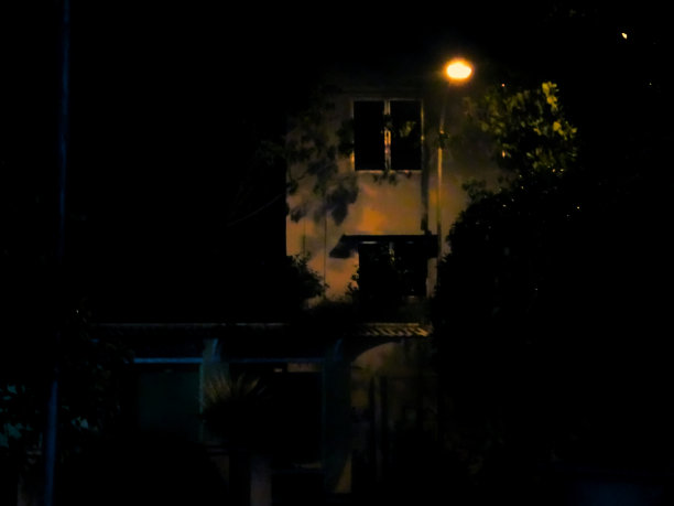 黑色背景下建筑窗户的图片摘要图片下载