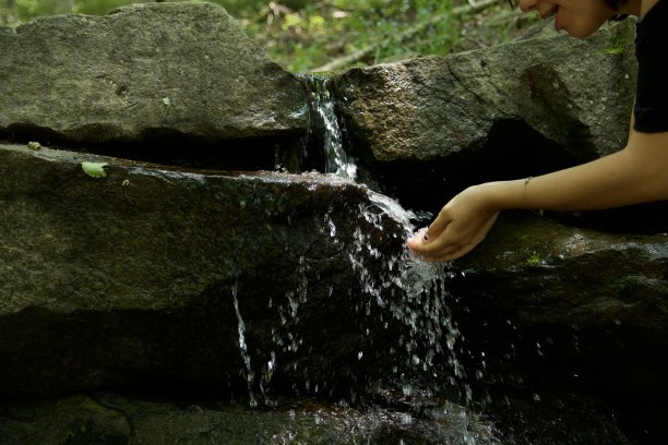 女孩用手喝山泉图片下载