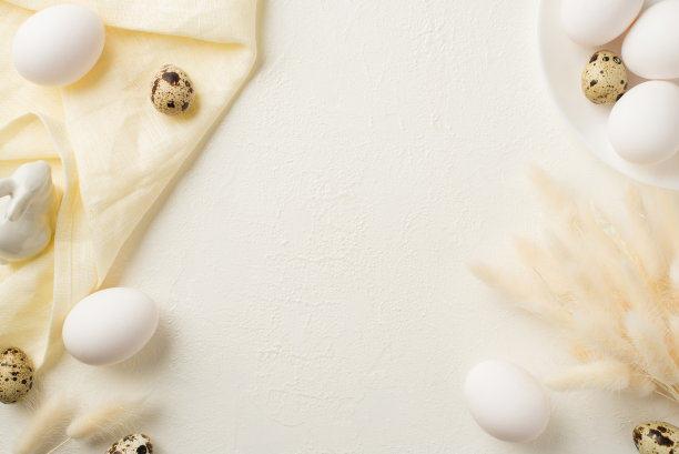 复活节装饰拉拉格鲁斯花陶瓷复活节兔子蛋盘子和亚麻与空白空间孤立的白色背景的俯视图照片图片下载
